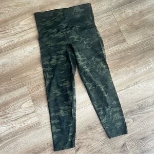 Spanx green camo long capri length size medium excellent condition